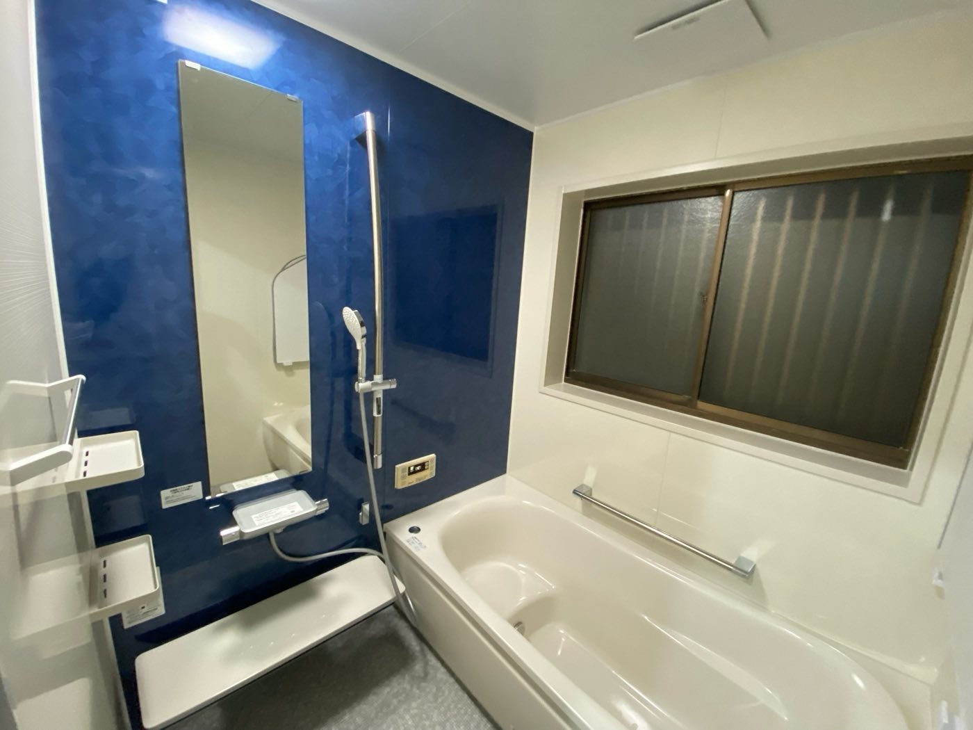 施工後の浴室。ユニットバスに交換 / The renovated bathroom — click to see before and after