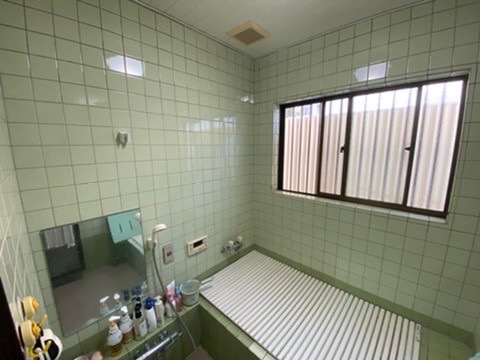 施工前の浴室。タイル張りの在来工法の浴室 / Before: the original tiled bathroom